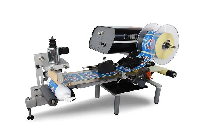 Pineberry D160T semi-automatic labeler applying a label to a round bottle