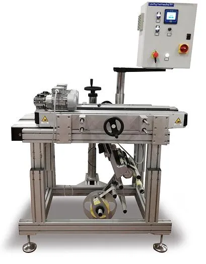 Pineberry print-and-apply system applying a shipping label to a case